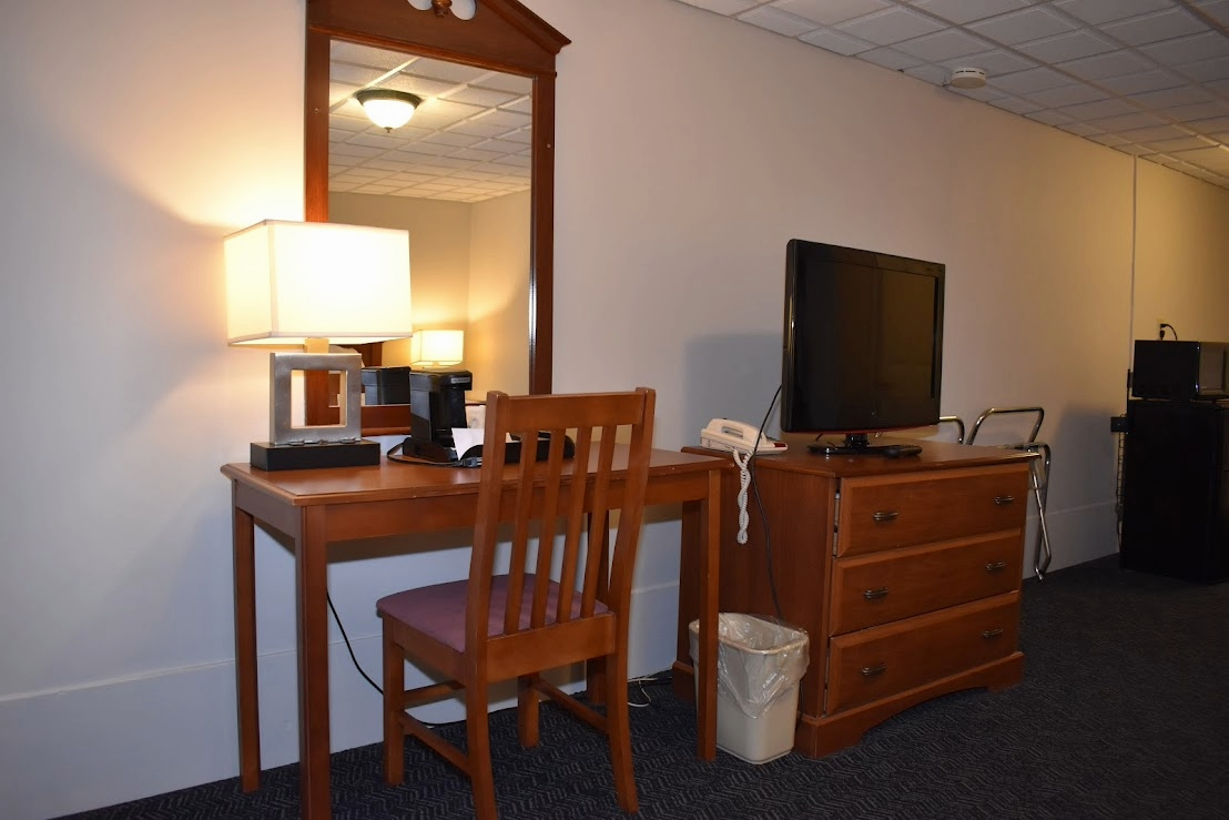 TV in 1 queen bed room